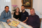 Familie Zizmann beim gelegentlichen Spiel nach Feierabend